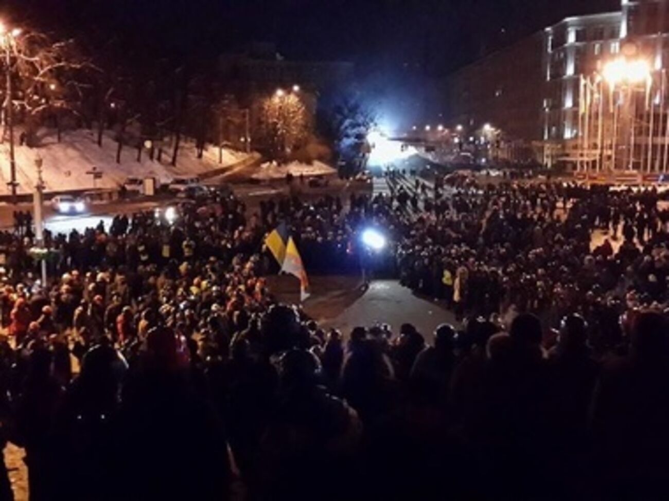 Митингующие возле Украинского дома
