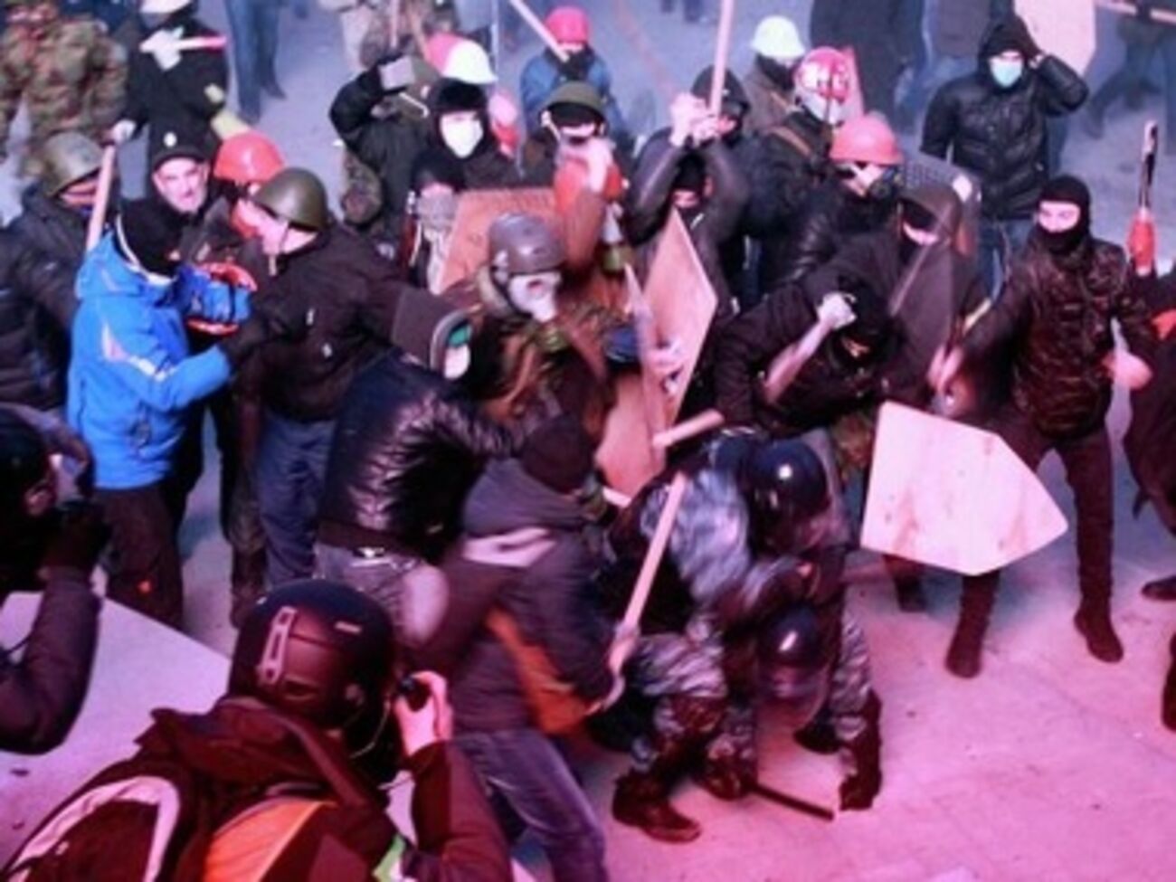 Активисты сталкиваются с силовиками