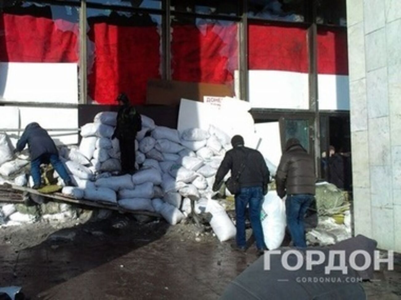 Протестующие ночью заняли Украинский дом