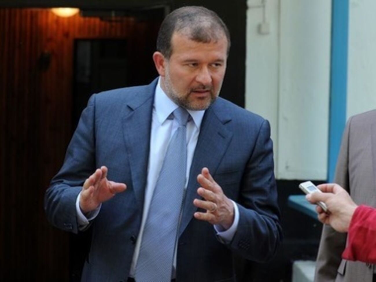 Балога призвал Януковича уйти в отставку