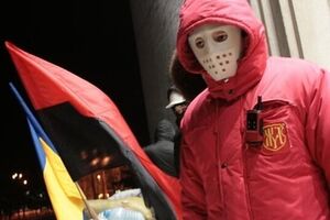 Активисты обустраиваются в Полтавском облсовете. Фото