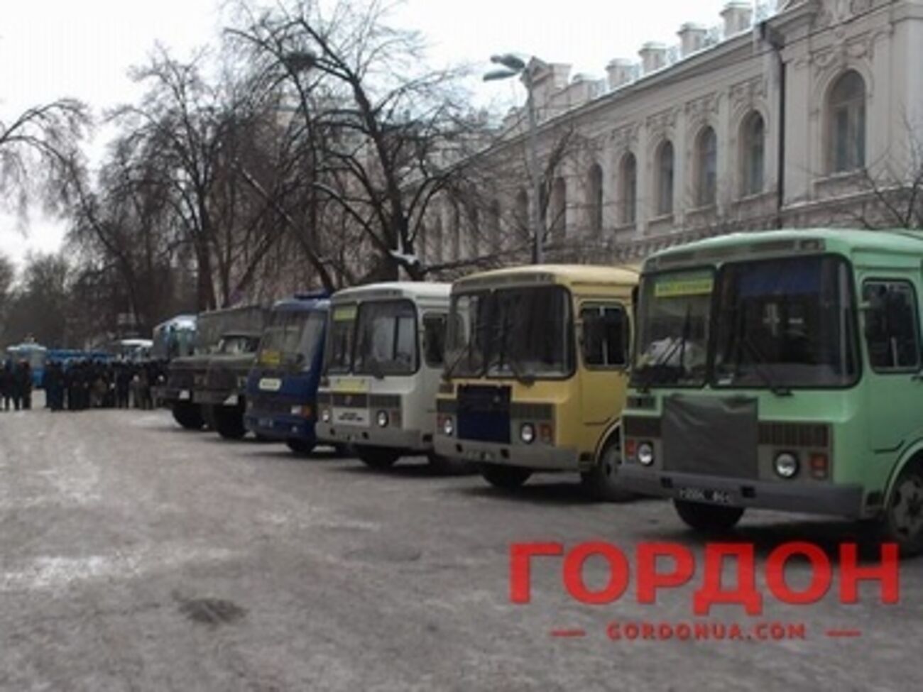 Автобусы с силовиками в парламентском квартале