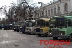 Автобусы с силовиками в парламентском квартале