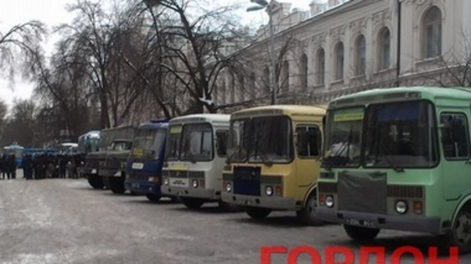 Автобусы с силовиками в парламентском квартале