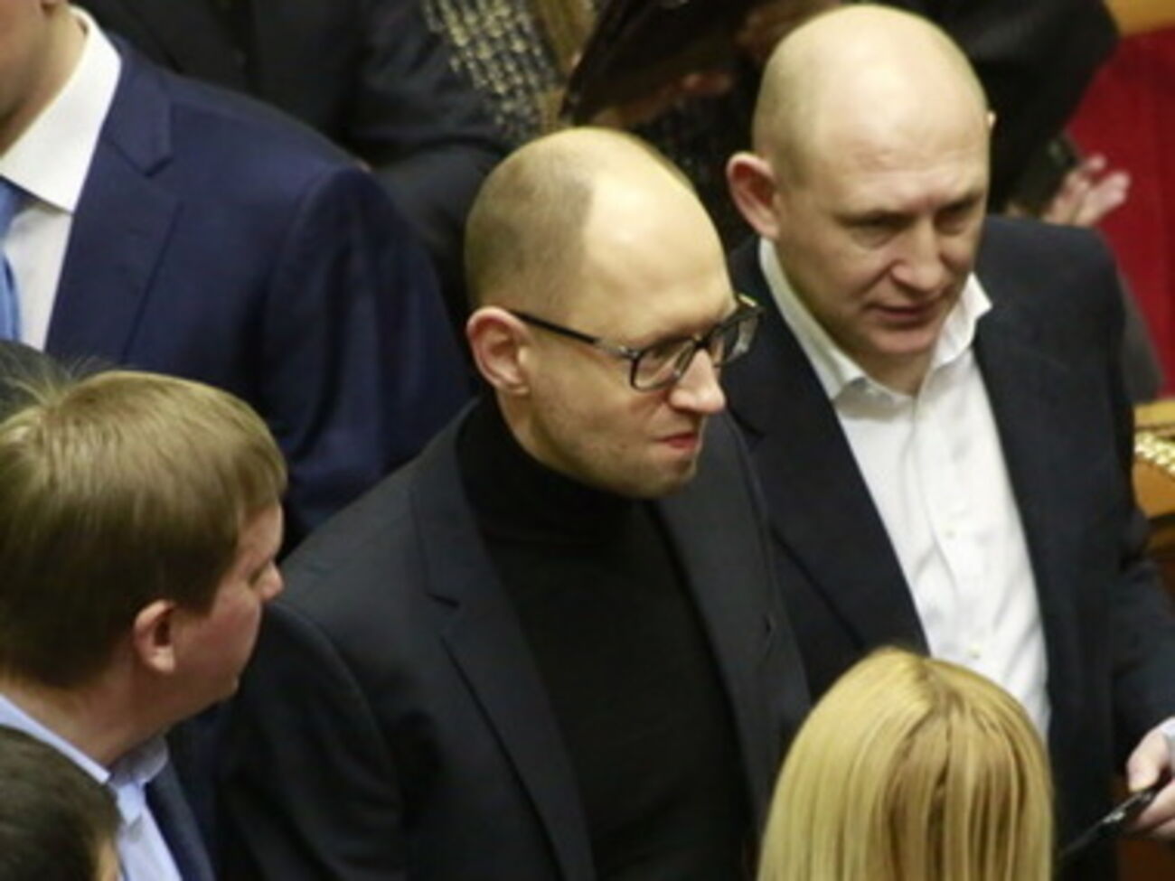 Арсений Яценюк (в центре)