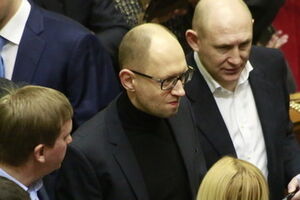 Арсений Яценюк (в центре)