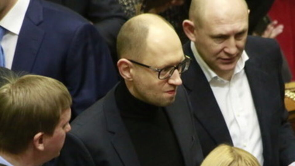 Арсений Яценюк (в центре)