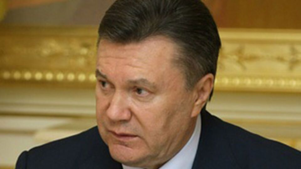 Янукович подписал указ об отставке Азарова и Кабмина