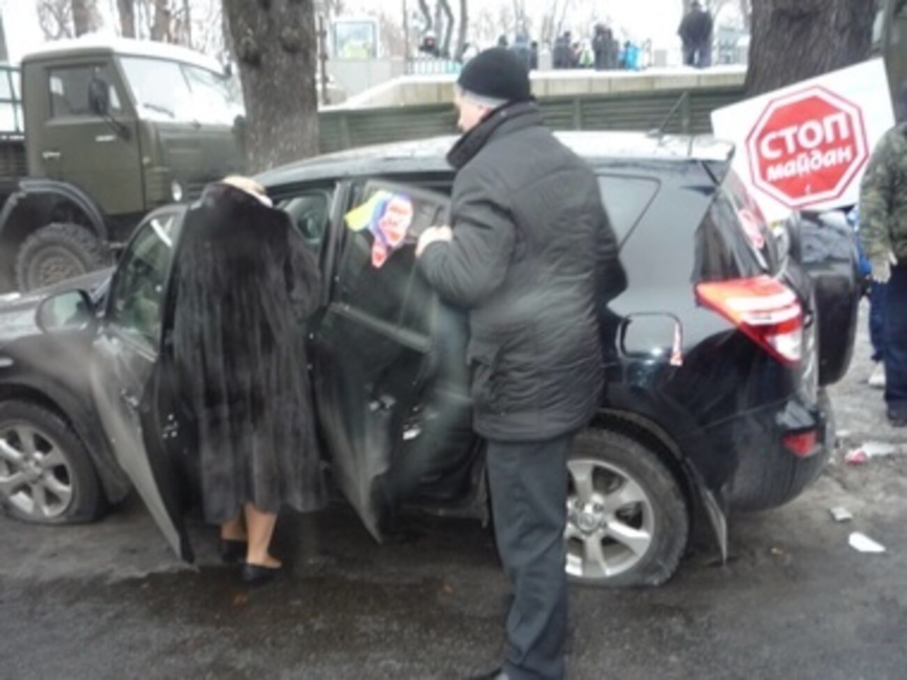 Неизвестные пробили колеса в авто Продан