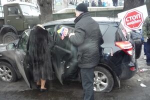 Неизвестные пробили колеса в авто Продан