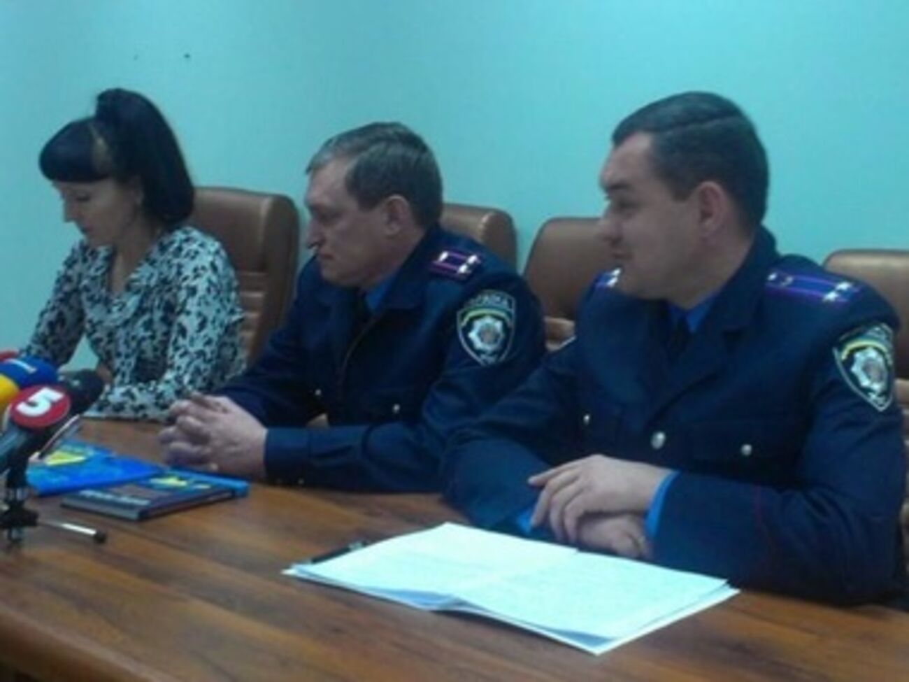 Юрий Лукиш (в центре) на брифинге