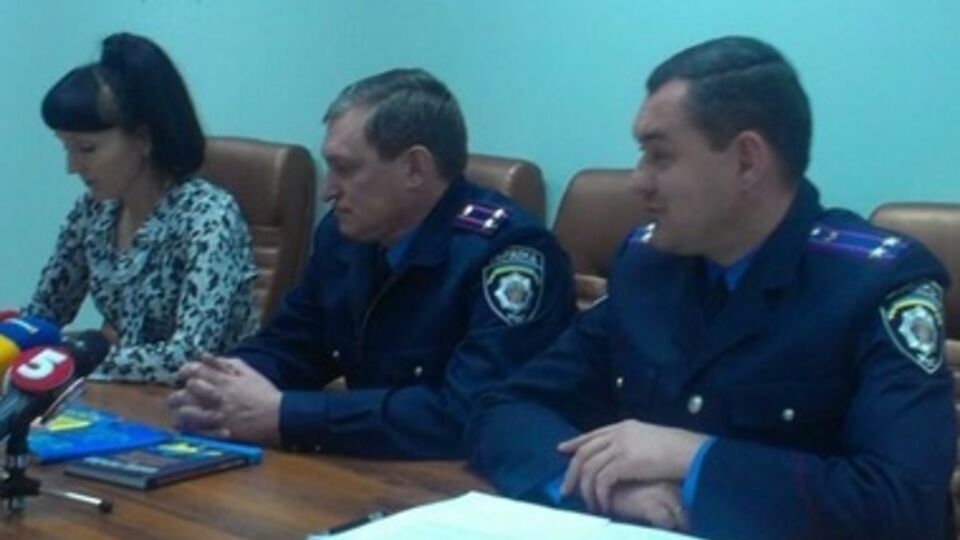 Юрий Лукиш (в центре) на брифинге