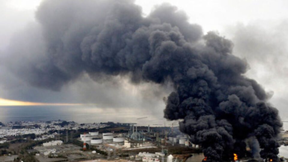 Много людей бежит от катастроф