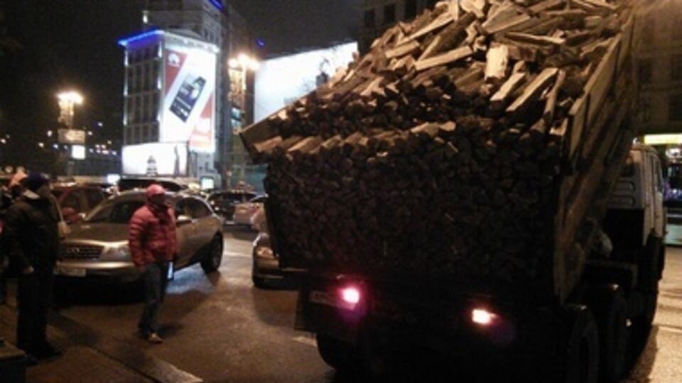 К Майдану пустили грузовик с дровами