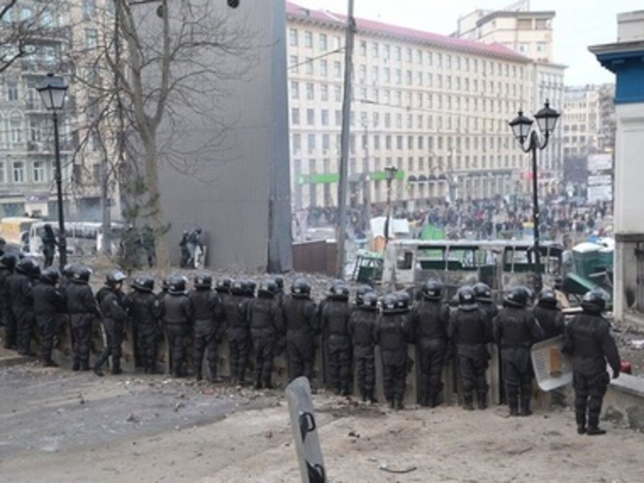 Милицейское подразделение в оцеплении