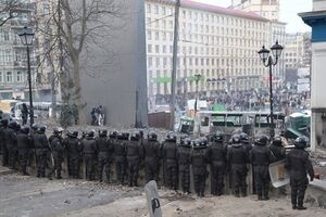 Милицейское подразделение в оцеплении