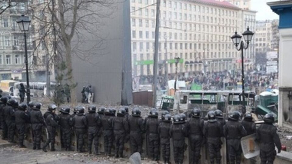 Милицейское подразделение в оцеплении