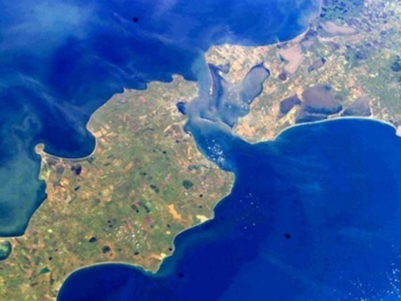 Через Керченский пролив построят мост или тоннель