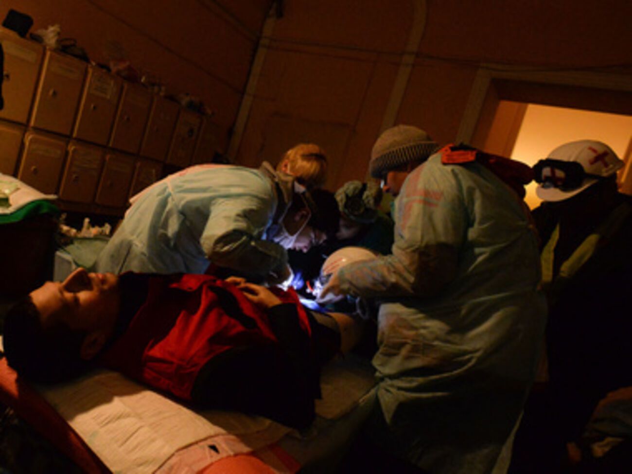 Медики оказывают помощь пострадавшему журналисту