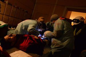 Медики оказывают помощь пострадавшему журналисту