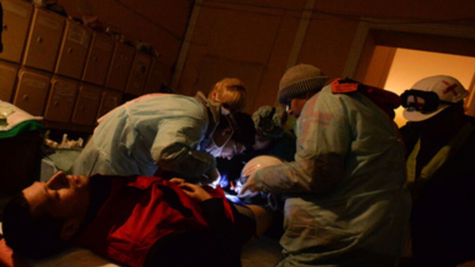 Медики оказывают помощь пострадавшему журналисту