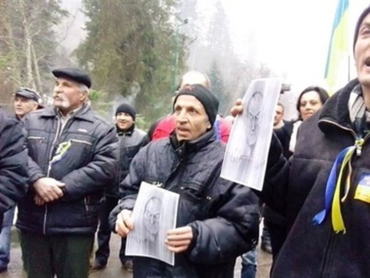 Закарпатцы объявили Медведчука персоной нон грата. Фоторепортаж
