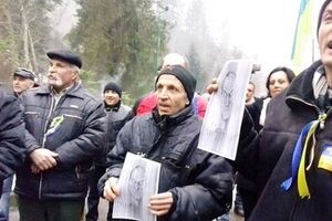 Закарпатцы объявили Медведчука персоной нон грата. Фоторепортаж