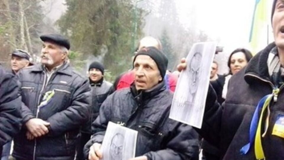 Закарпатцы объявили Медведчука персоной нон грата. Фоторепортаж