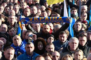 На Евромайдне собралось много людей
