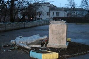 Памятник был снесен приблизительно в час ночи