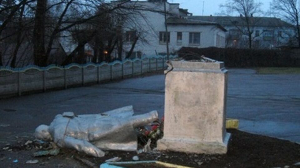 Памятник был снесен приблизительно в час ночи