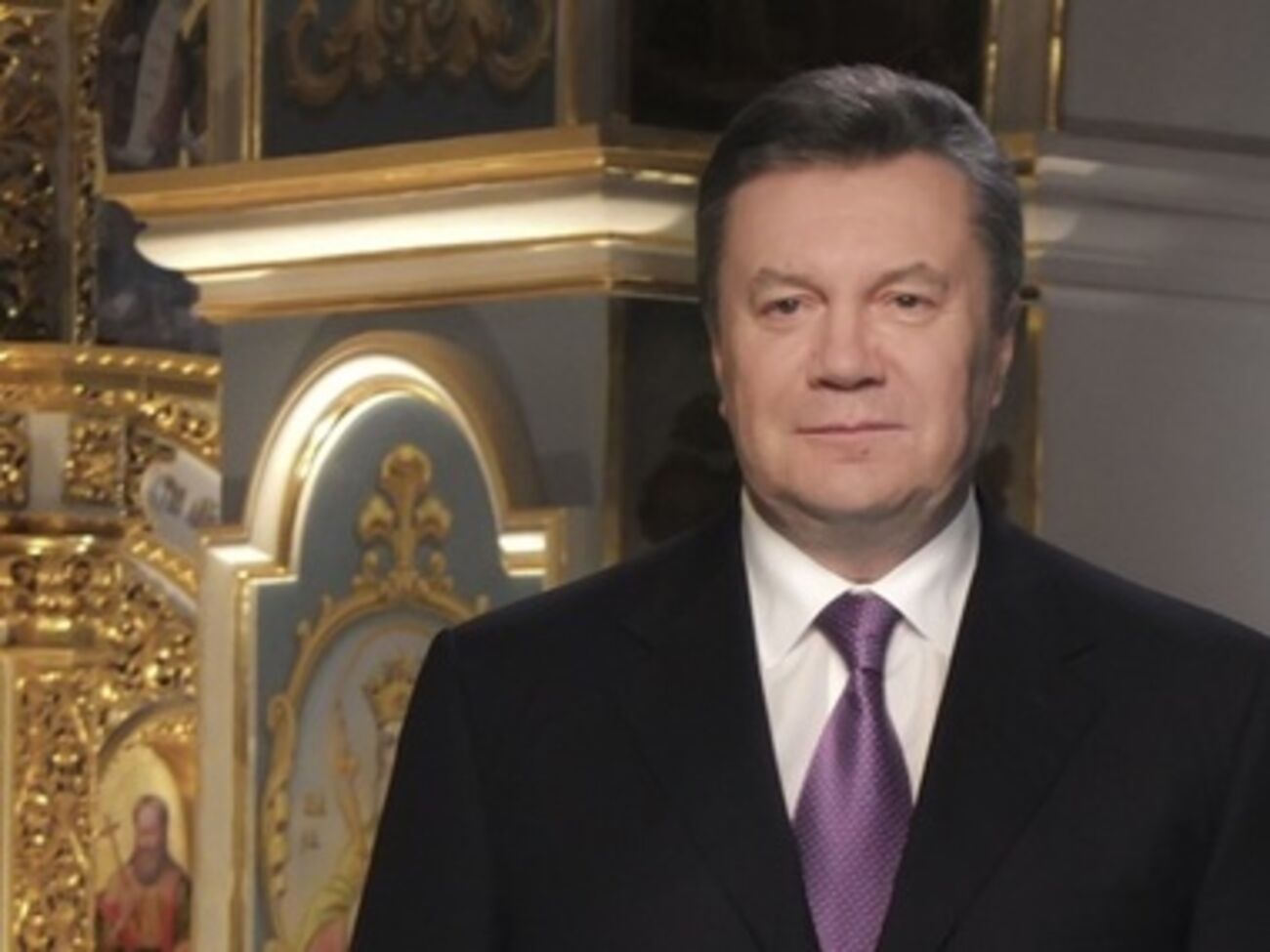 Янукович рядом с иконостасом