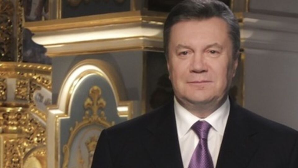 Янукович рядом с иконостасом