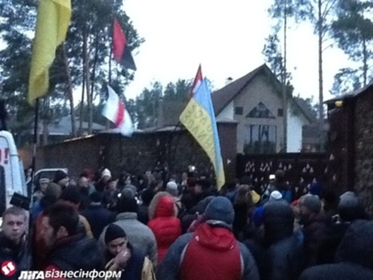 Активисты у резиденции Захарченко