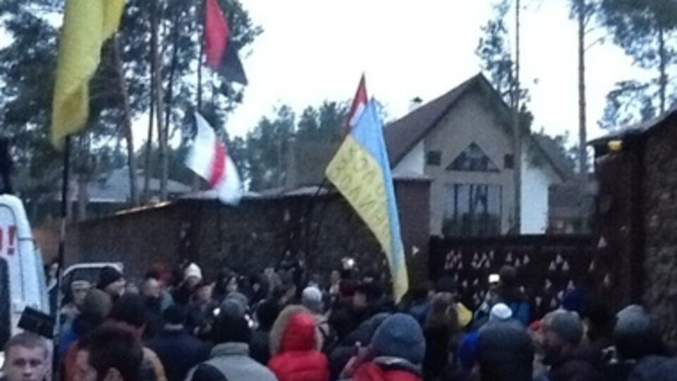 Активисты у резиденции Захарченко