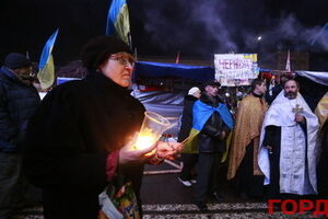 Евромайдан празднует сочельник даже с отключенным светом. Фоторепортаж