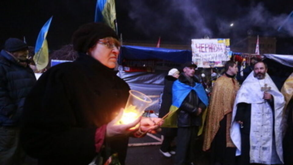 Евромайдан празднует сочельник даже с отключенным светом. Фоторепортаж