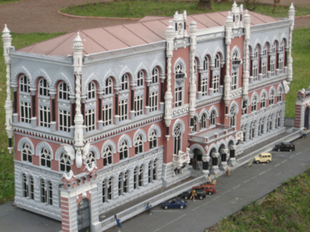 В гараже Нацбанка сегодня 162 автомобиля