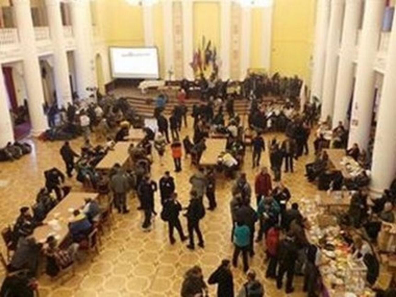 Протестующие заняли колонный зал