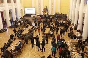 Протестующие заняли колонный зал