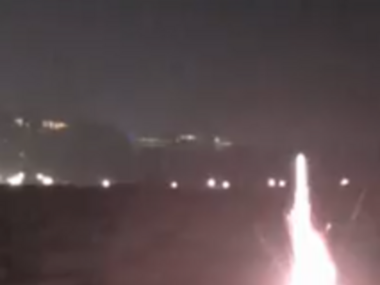 Молодежь жгла фейерверки