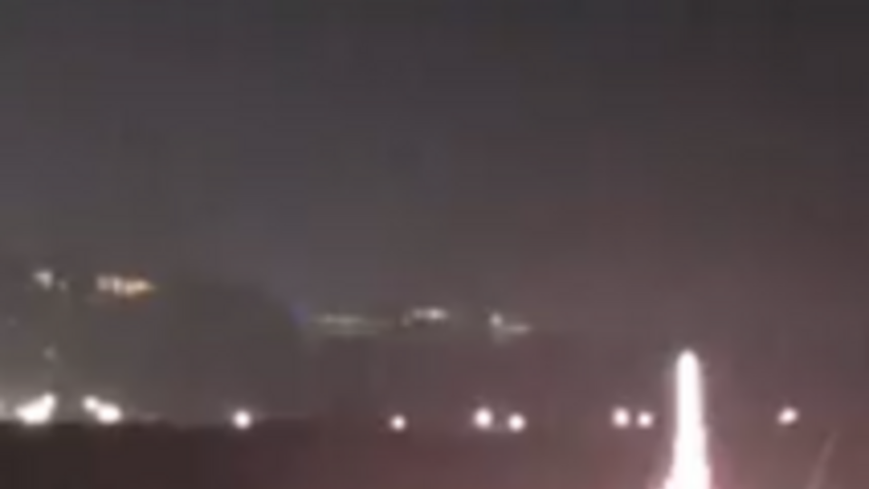 Молодежь жгла фейерверки