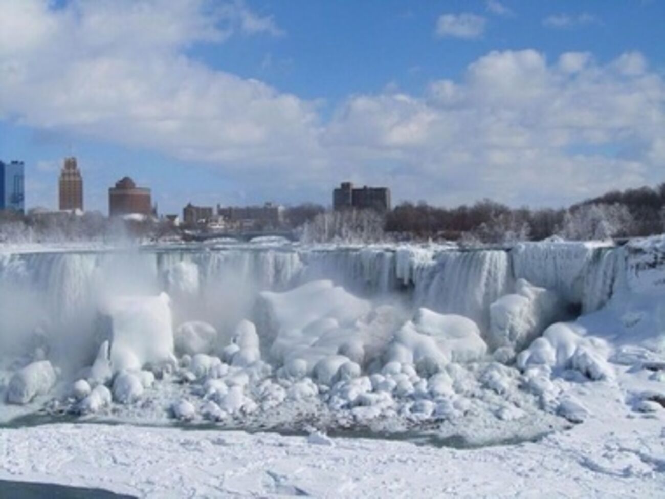 Ниагарский водопад замерз впервые за 100 лет. Фоторепортаж