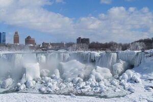 Ниагарский водопад замерз впервые за 100 лет. Фоторепортаж