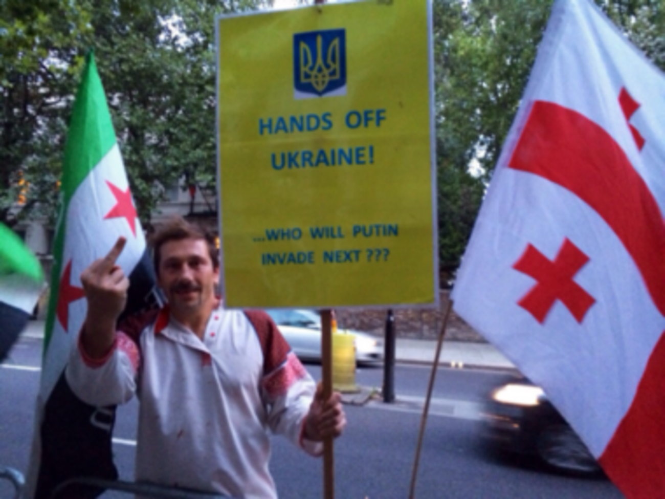 Этот снимок в своем блоге в "Живом журнале" Евгений Чичваркин прокомментировал так: "Всем оголтелым крым-нашистам, кровожадным ура-патриотам и руководителям страны, отбросившим ее на эру назад, посвящается этот жест".