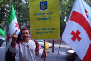 Этот снимок в своем блоге в "Живом журнале" Евгений Чичваркин прокомментировал так: "Всем оголтелым крым-нашистам, кровожадным ура-патриотам и руководителям страны, отбросившим ее на эру назад, посвящается этот жест".