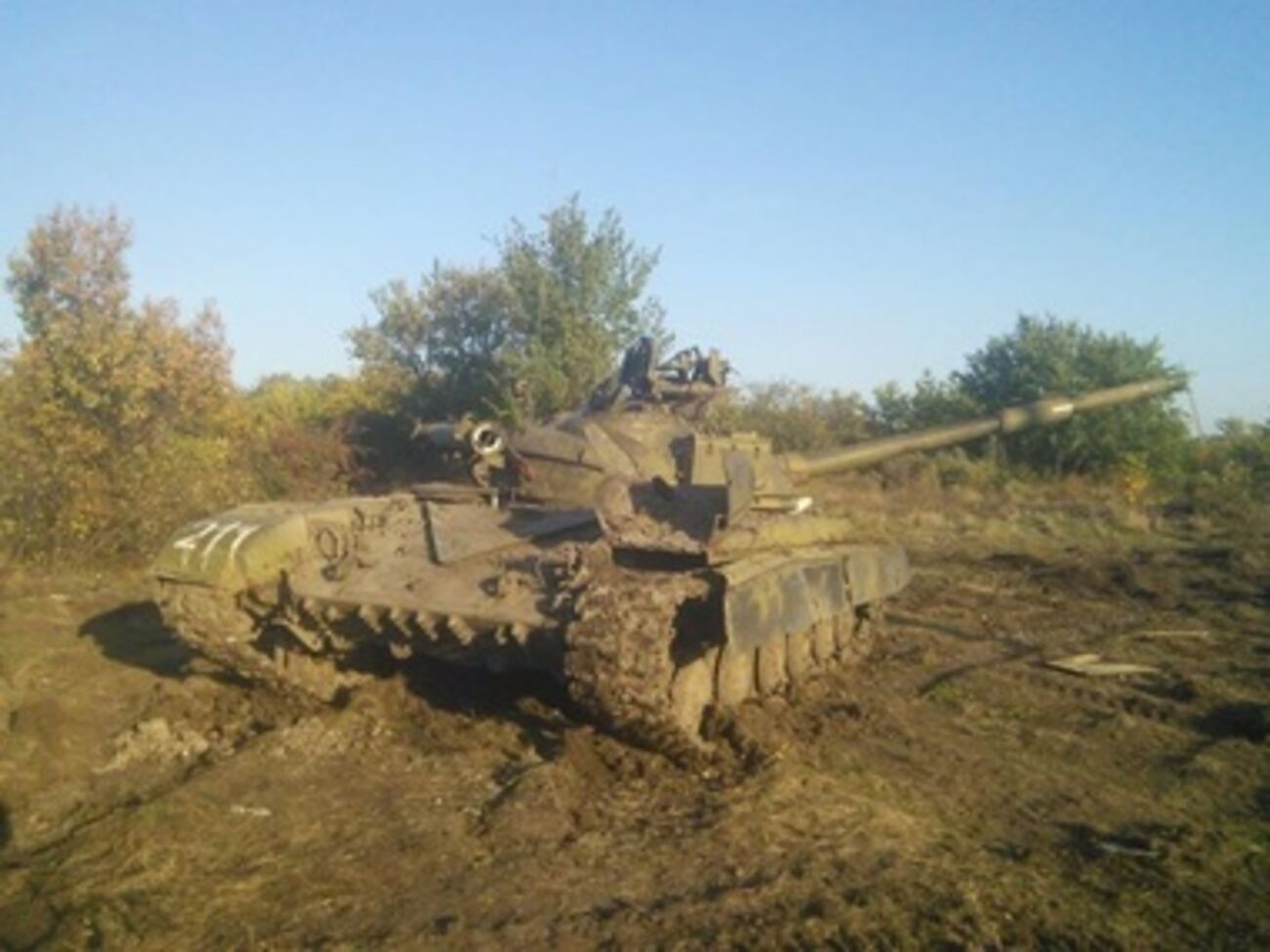 Танк сепаратистов, захваченный в донецком аэропорту