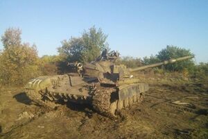 Танк сепаратистов, захваченный в донецком аэропорту