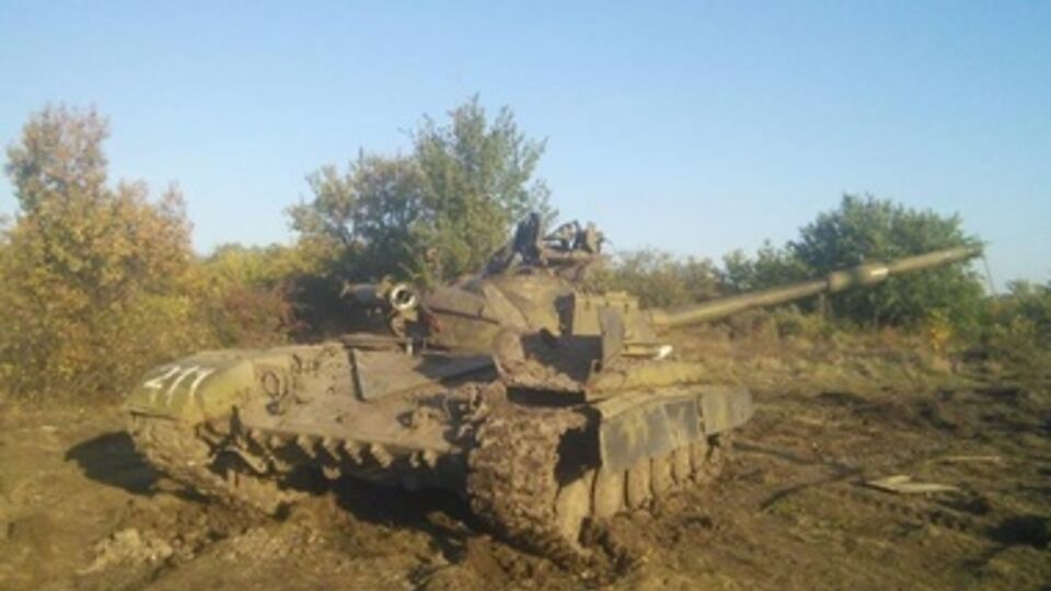 Танк сепаратистов, захваченный в донецком аэропорту
