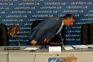 Махницкий увернулся от торта